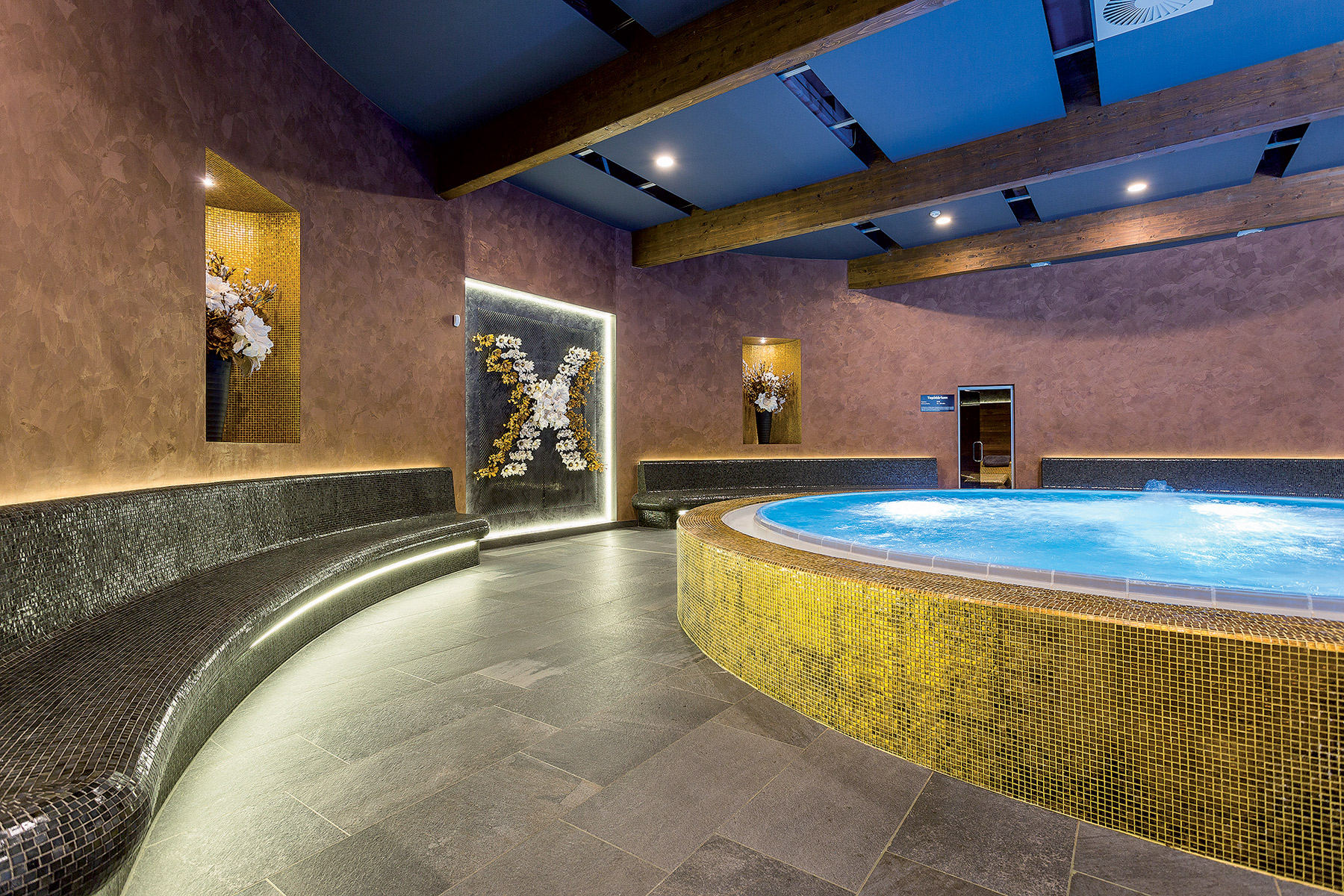 Povrchová úprava stien wellness centra, ktoré ponúka relax v 7 saunách a jacuzzi, navodzuje pokojnú atmosféru. V ústrednej časti s vírivkou sa použil štuk so zlatým prachom Aureum, ktorý kombinuje vzhľad zlata a mramoru.