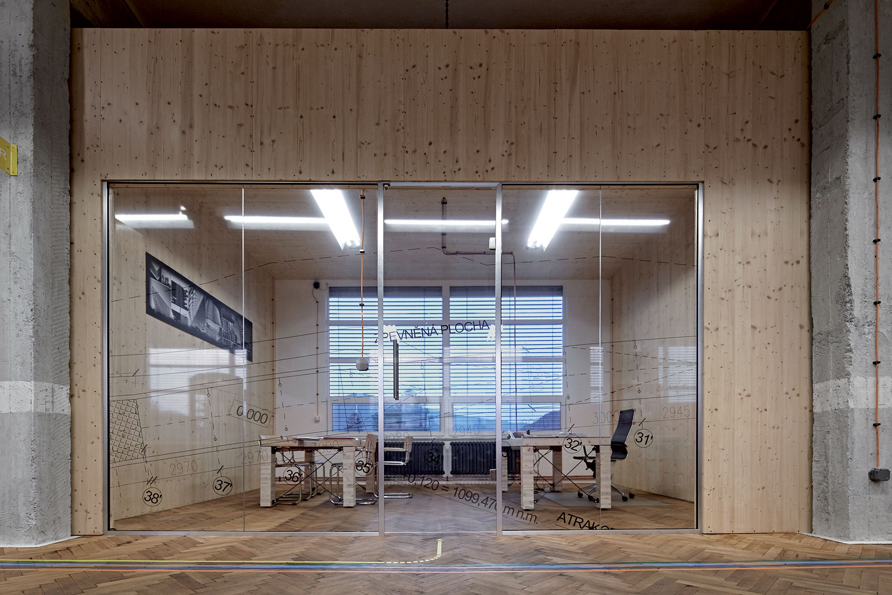 Do vyčisteného priestoru sa vložili konštrukcie z dreva a skla a vytvorili sa netradičné kancelárie.