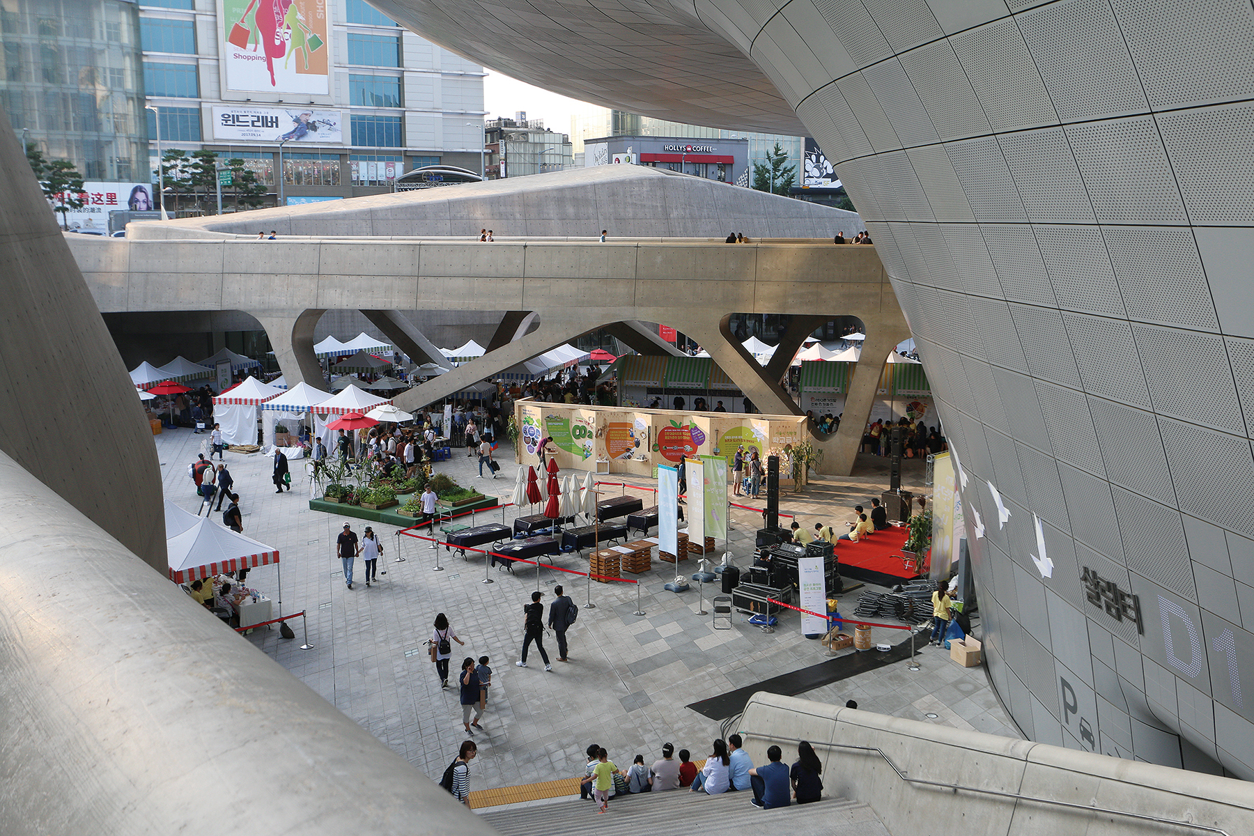 Pred vstupom do objektu počas zasadania Svetového architektonického kongresu UIA v Soule – 3. – 10. 9.