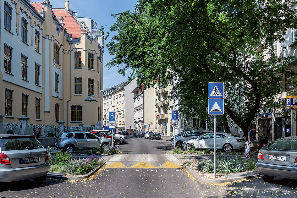 Grösslingová ulica Oprava a revitalizácia: 2017 Novým prvkom ulice je bezbariérový priechod od gymnázia k Liga pasáži, lemovaný zeleňou.