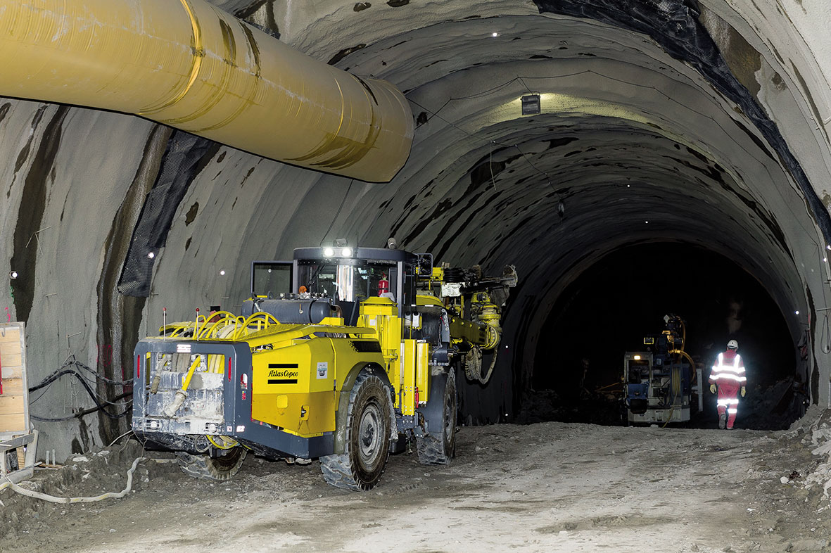 Dominantným objektom úseku D1 Lietavská Lúčka – Višňové – Dubná Skala je tunel Višňové s dĺžkou 7,520 km.