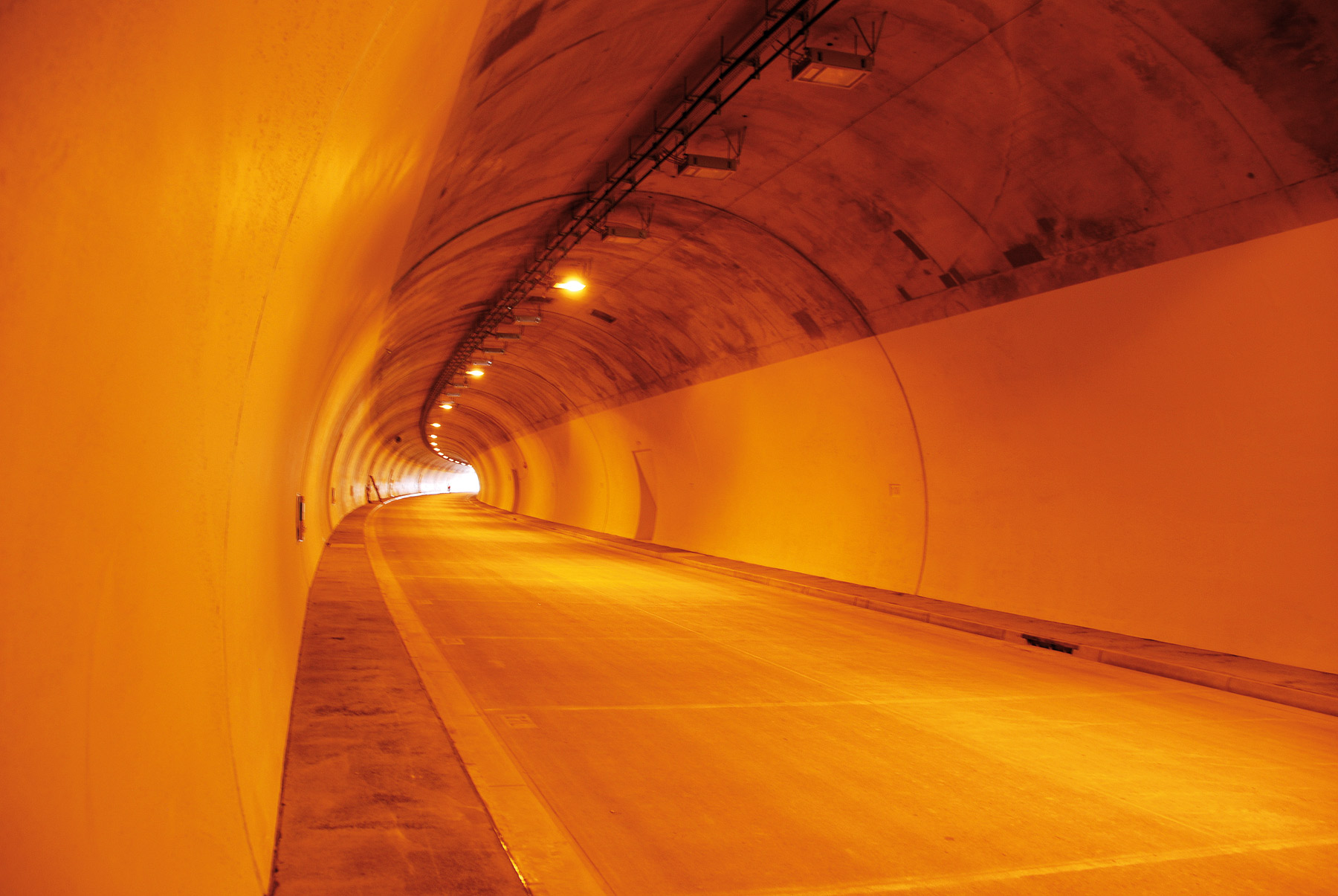 Obr. 4 Pohľad do zrealizovanej tunelovej rúry tunela Svrčinovec