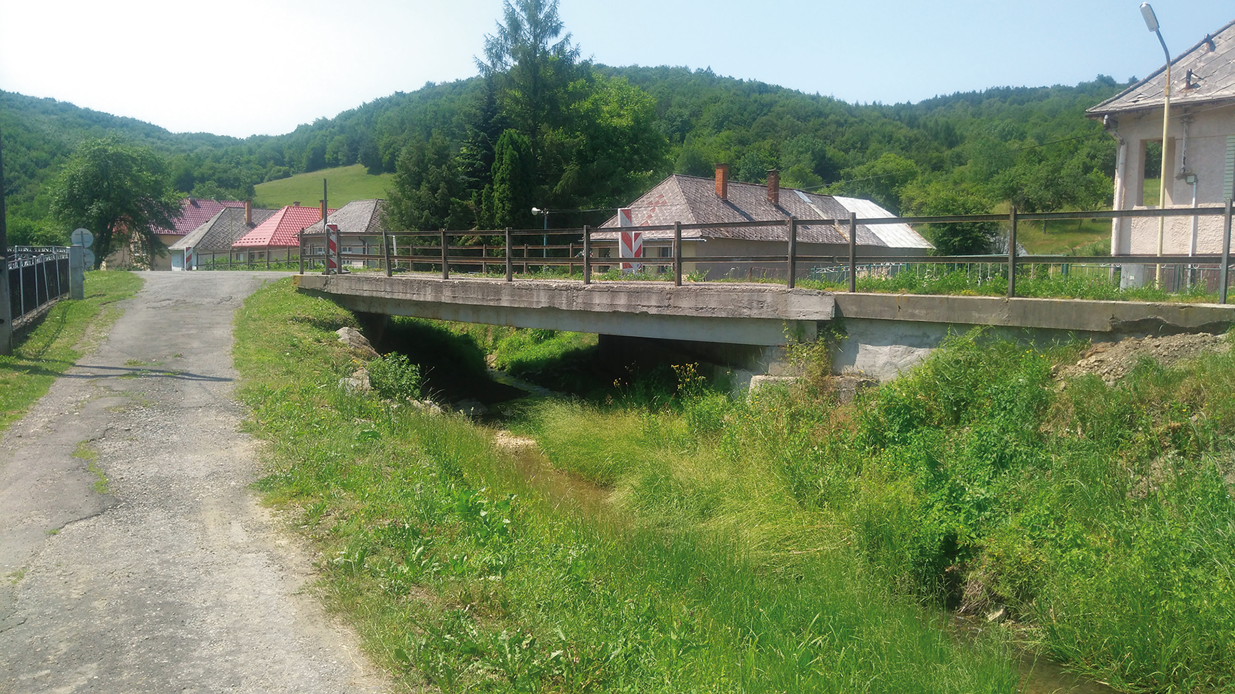 Obr. 4 Most v obci Prituľany – pohľad na vtok