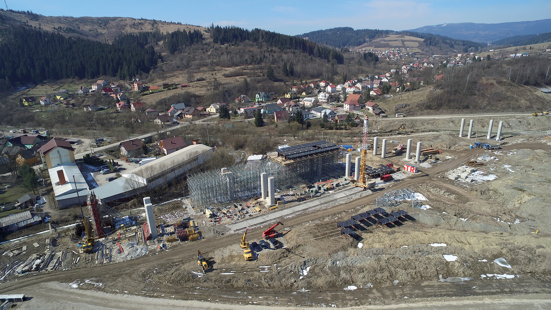 Pohľad na stavenisko od stredu mosta smerom k opore 16L, 17P