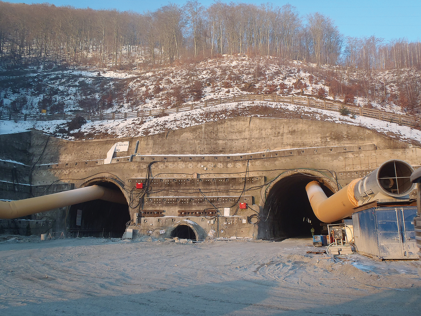 Obr. 3 Východný portál tunela Višňové s odvodňovacou štôlňou v strede medzi tunelovými rúrami