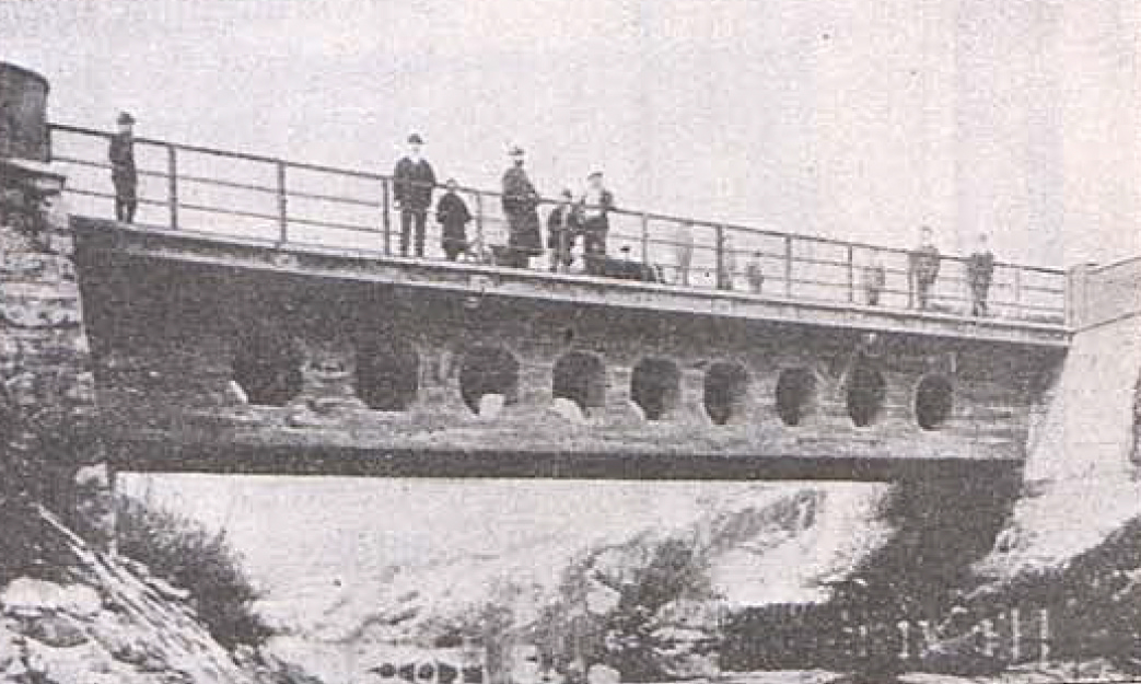 Obr. 1 Most s vyľahčenými stenami komory v meste Krapina (Chorvátsko) zo začiatku 20. storočia [4]