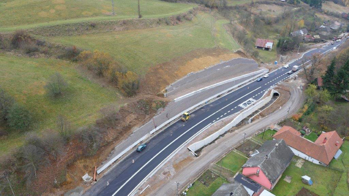 Obr . 2 Pohľad na SO 225-00 Zárubný múr v km 0,573 – 0,706 vpravo, hlavná trasa SO 101-00 Cesta I/65, zvyšky pôvodnej cesty I/65