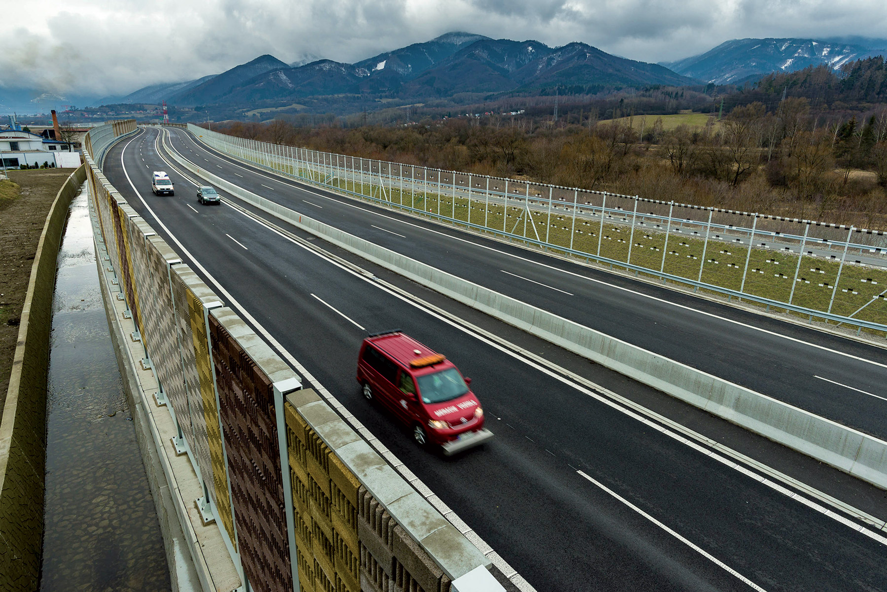 Diaľnice sú najviditeľnejšou oblasťou operačného programu, na obrázku je úsek pri Sučanoch.