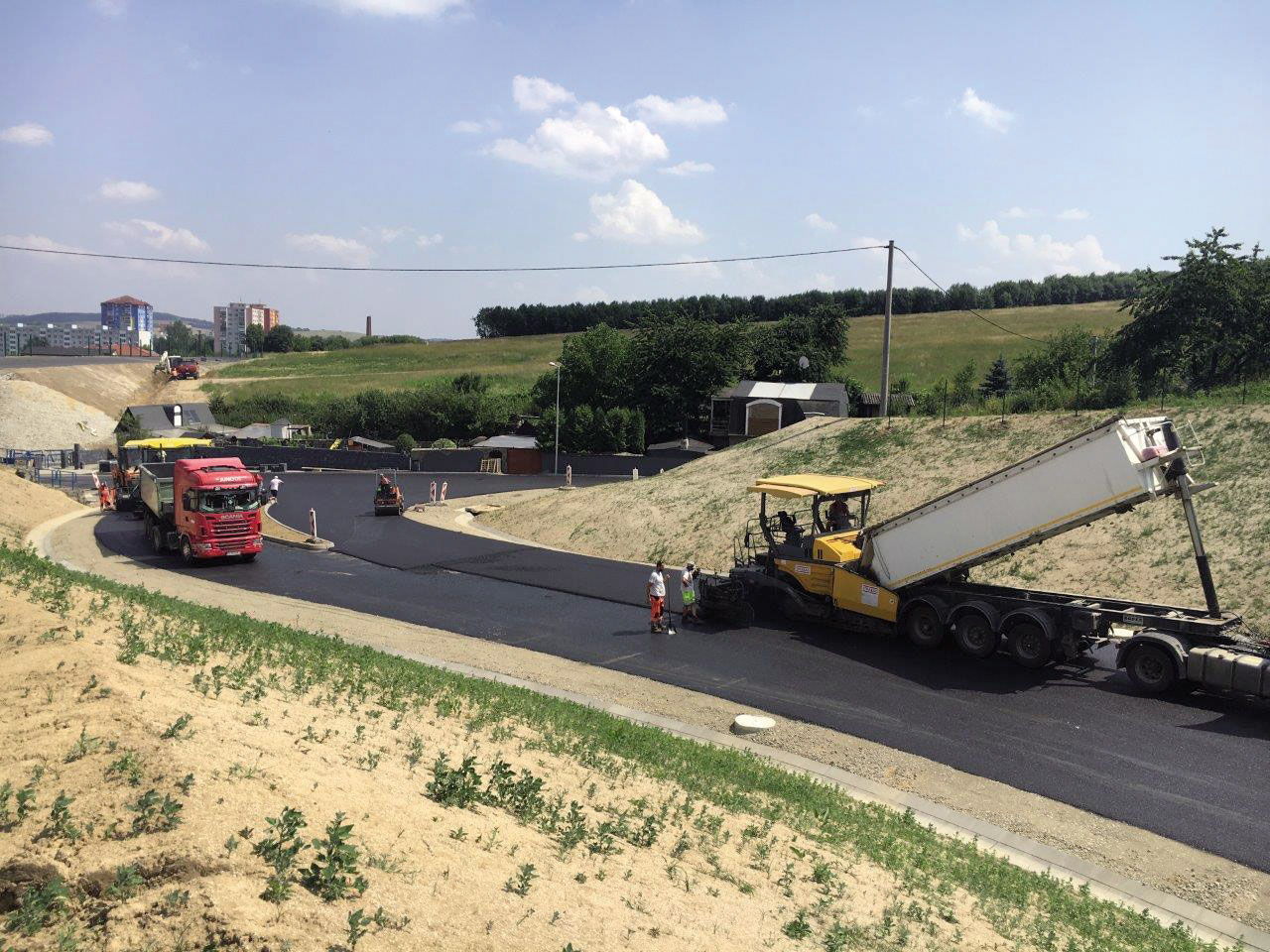 Ukladanie asfaltových vrstiev na križovatke Družba