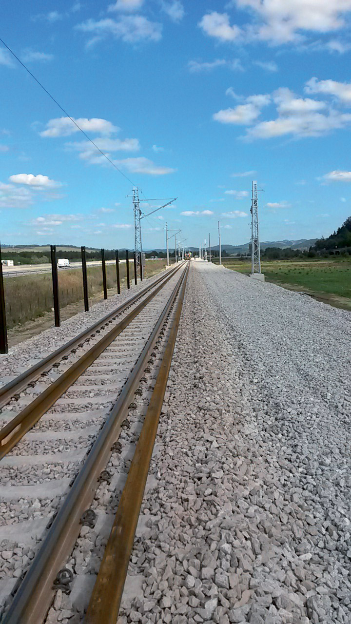 Traťový úsek ÚČS 50 – sťahovanie dlhých koľajnicových pásov pomocou EMD 80