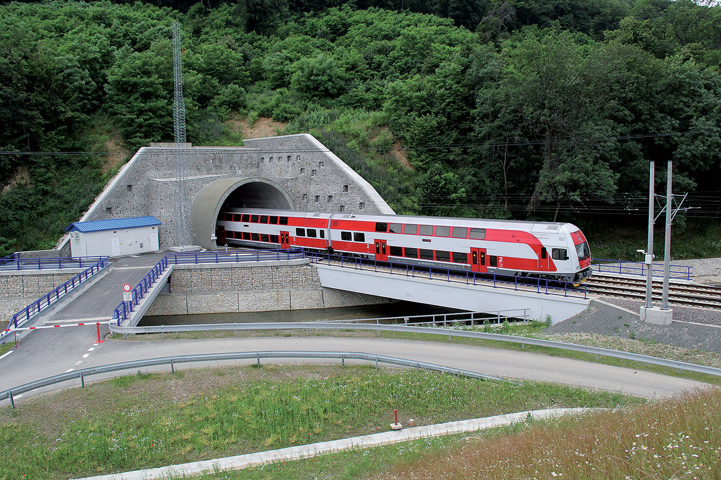 Medzi strategické ciele rozvoja železničnej infraštruktúry patrí aj zvyšovanie traťovej rýchlosti.