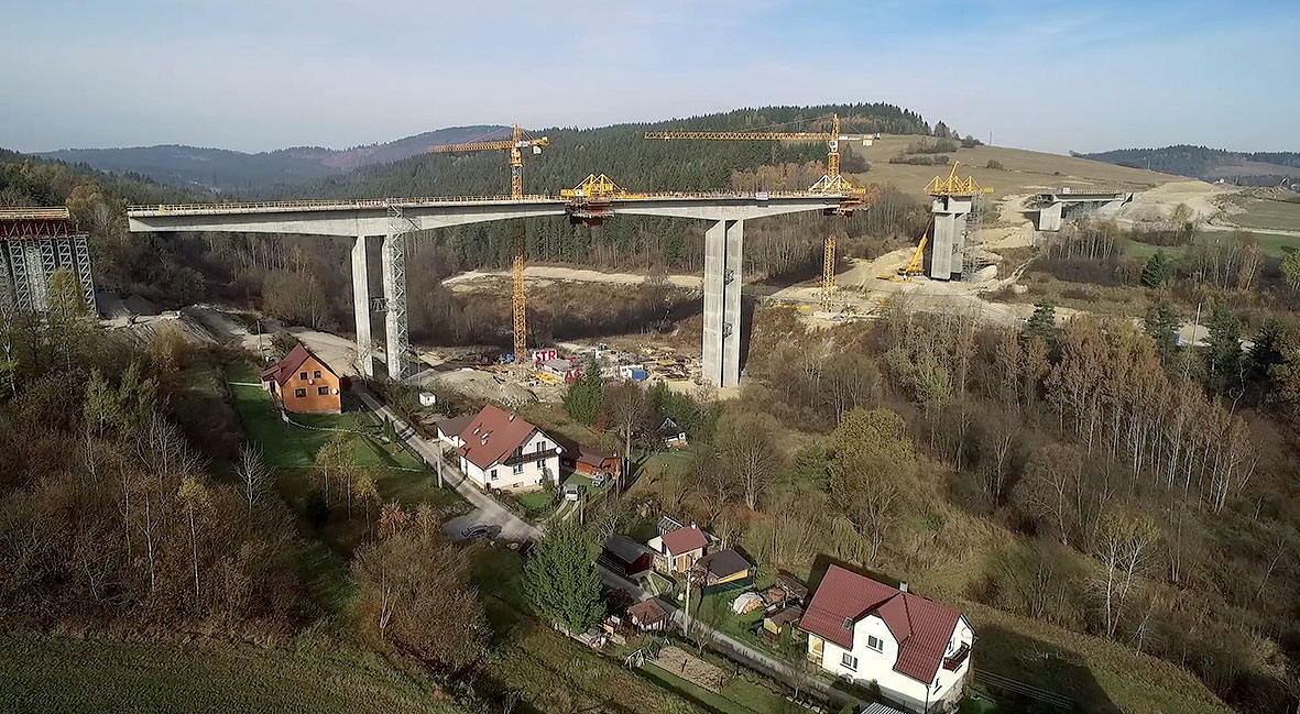 Obr. 4 Dokončovanie vahadla P8, osádzanie betonážnych vozíkov na zárodok vahadla P10