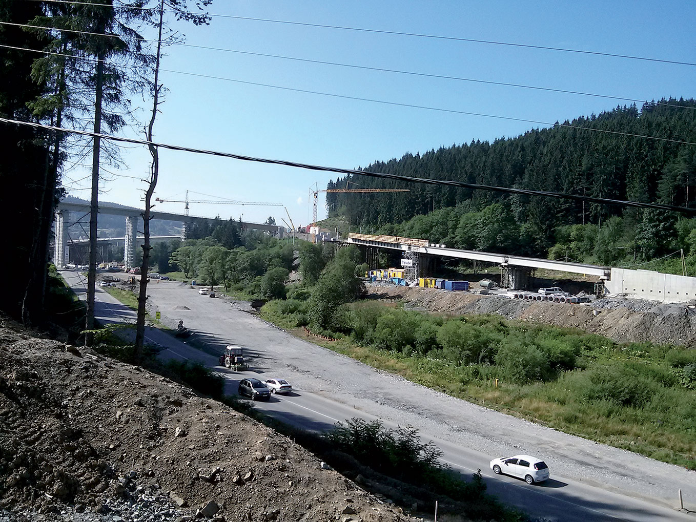 SO 237-30 Most na vetve B1 a B2 križovatky Svrčinovec nad traťou ŽSR – ide o trvalý cestný most so 7 poľami v smerovom aj výškovom oblúku.