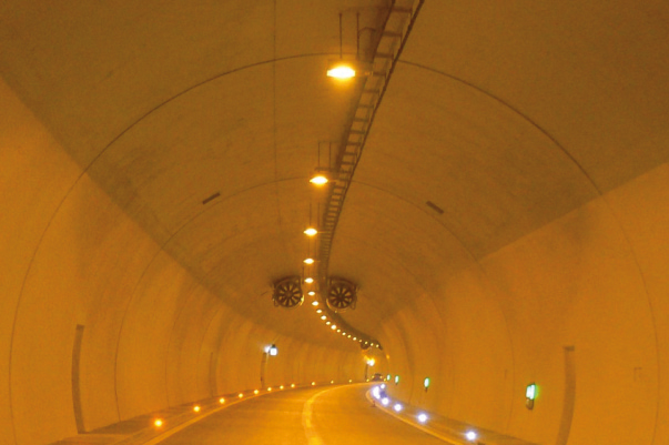 Umiestnenie symetrických svietidiel, kombinovaných evakuačných svietidiel a svietidiel použitých na vodiace osvetlenie komunikácie v tuneli (zdroj: Eltodo)