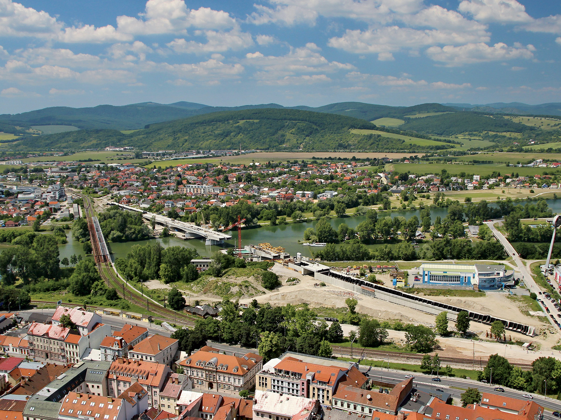 Napriamenie trate, ktoré si vyžiadalo zbúranie letného kúpaliska v Trenčíne.