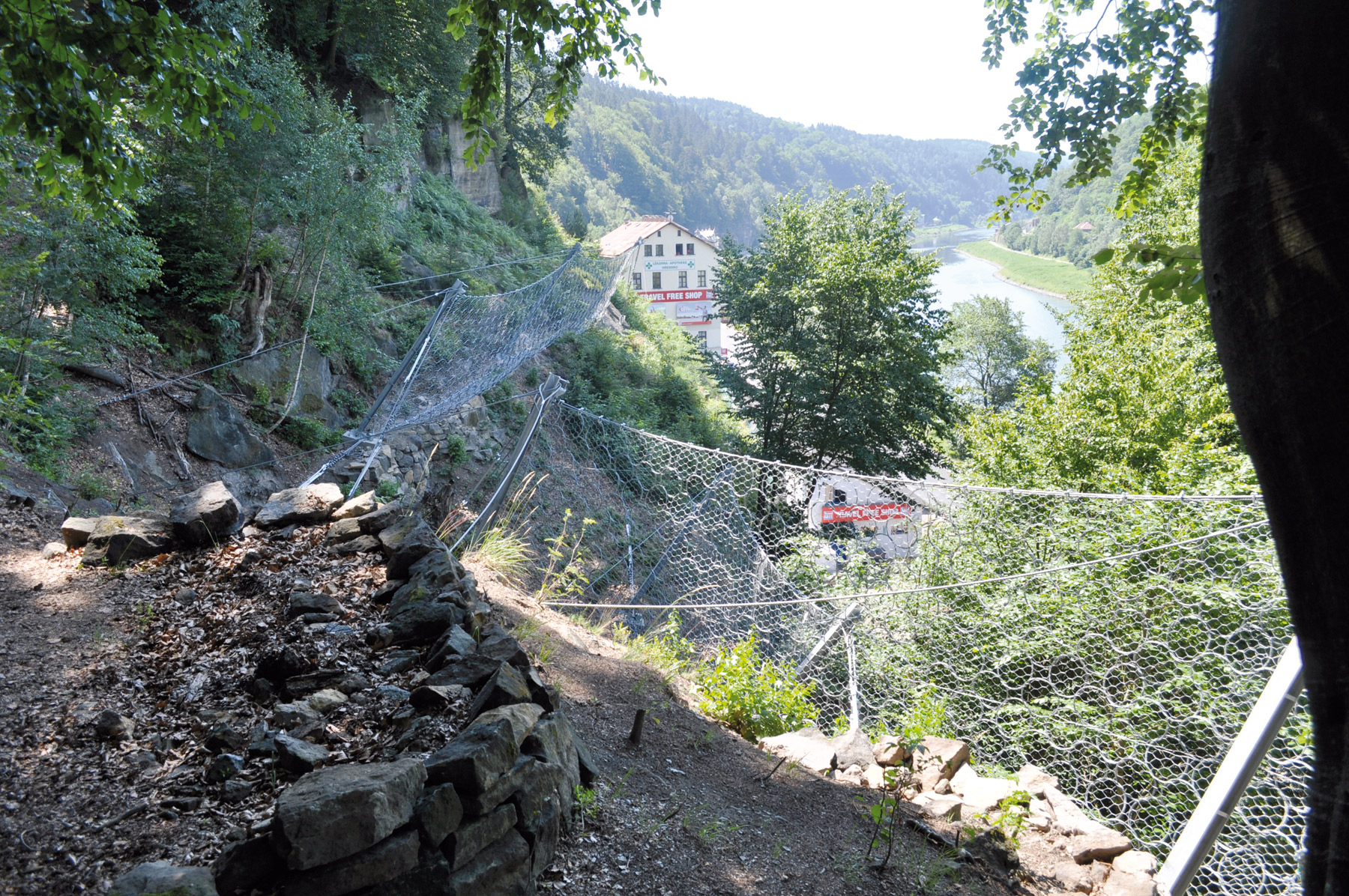 Obr. 9 Spolu sa na stavbe v Hřensku inštalovalo až 3 960 m2 dynamických bariér s energiami 1 000, 2 000 a 3 000 kJ.