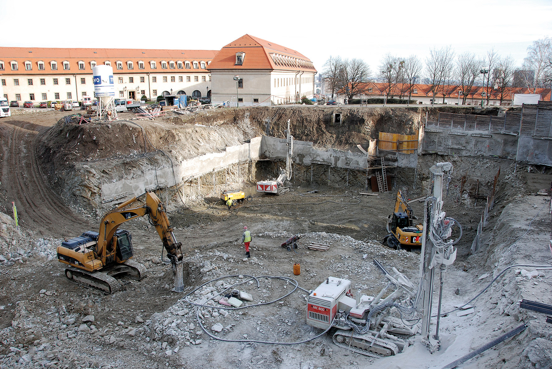 Realizácia pažiacej konštrukcie stavebnej jamy podzemnej garáže