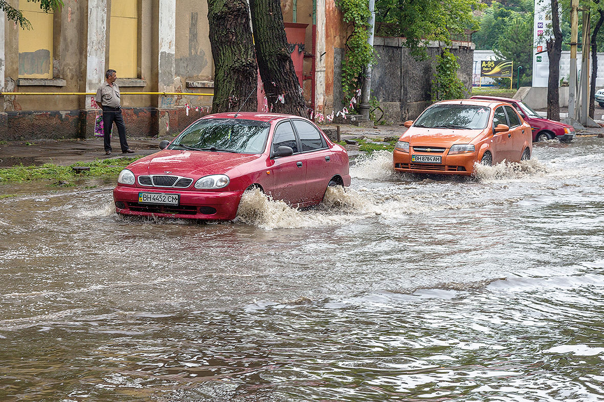 Obr. 1 Zaplavenie ciest v dôsledku intenzívneho dažďa (zdroj: isifa/Shutterstock)