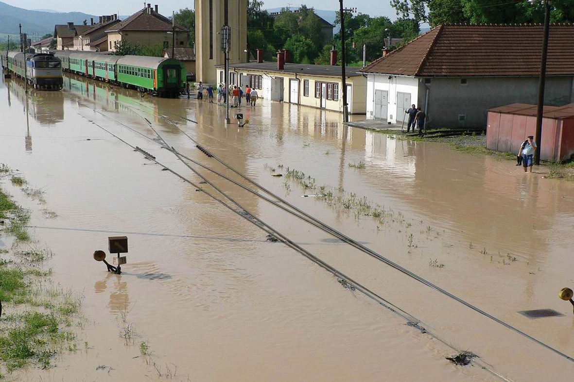 Obr. 2 Poškodenie železničnej infraštruktúry v dôsledku záplav, Fiľakovo, 2006 (zdroj: vlaky.net)
