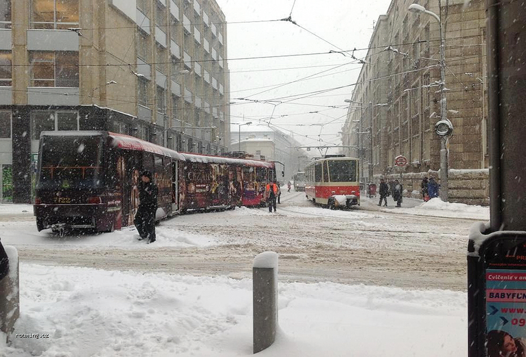 Obr. 3 Vykoľajenie električky v dôsledku snehovej kalamity, Bratislava, 2013 (zdroj: teraz.sk)