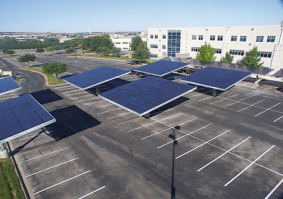 Obr. 7 Ochladzovanie priestoru parkovacej plochy zatienením solárnymi panelmi, Texas, USA, 2009 (zdroj: zdnet.com)