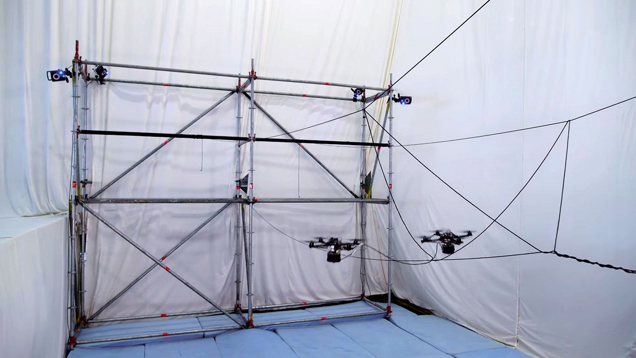 Obr. 7 Experimentálna výstavba lanového mosta dronmi [3]