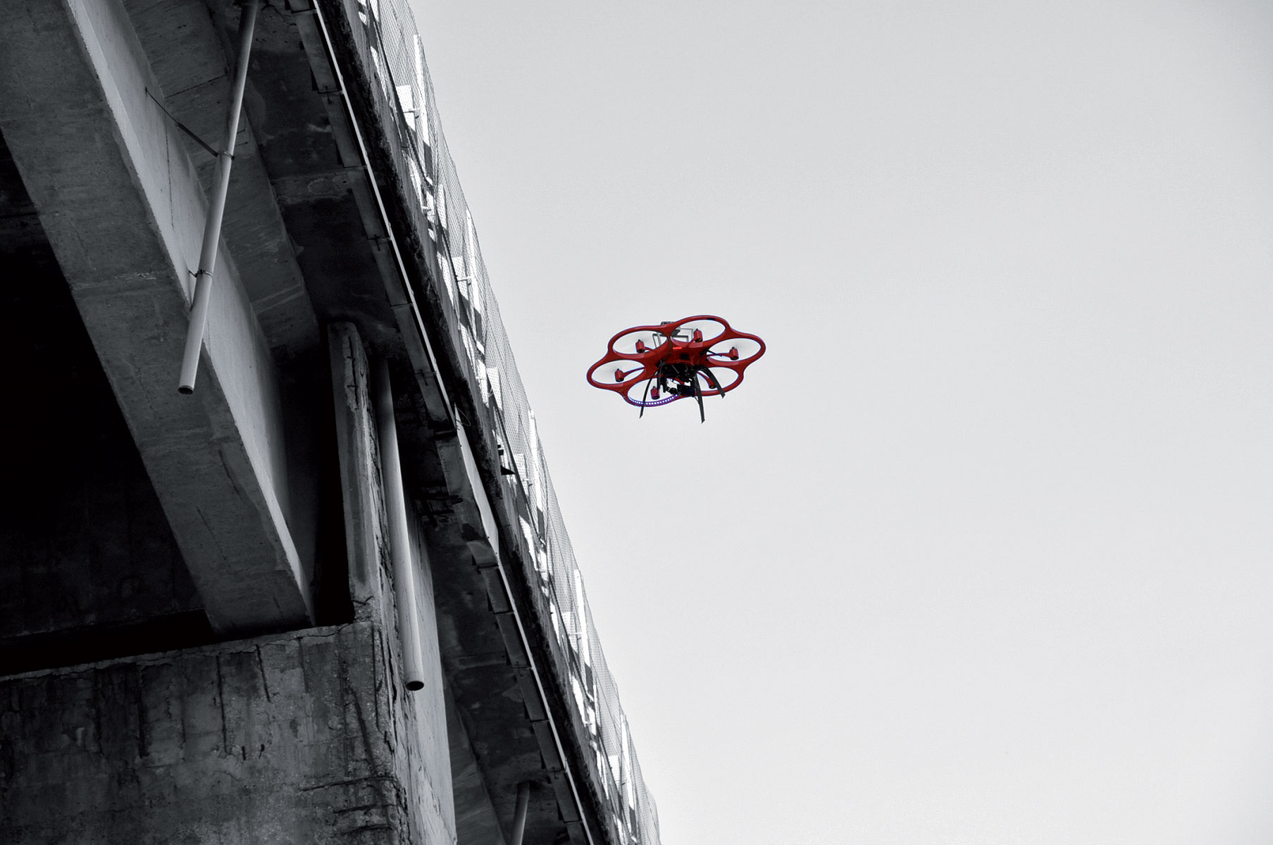 Obr. 8 Využitie dronov pri monitoringu mostov a geodetických prácach [4]