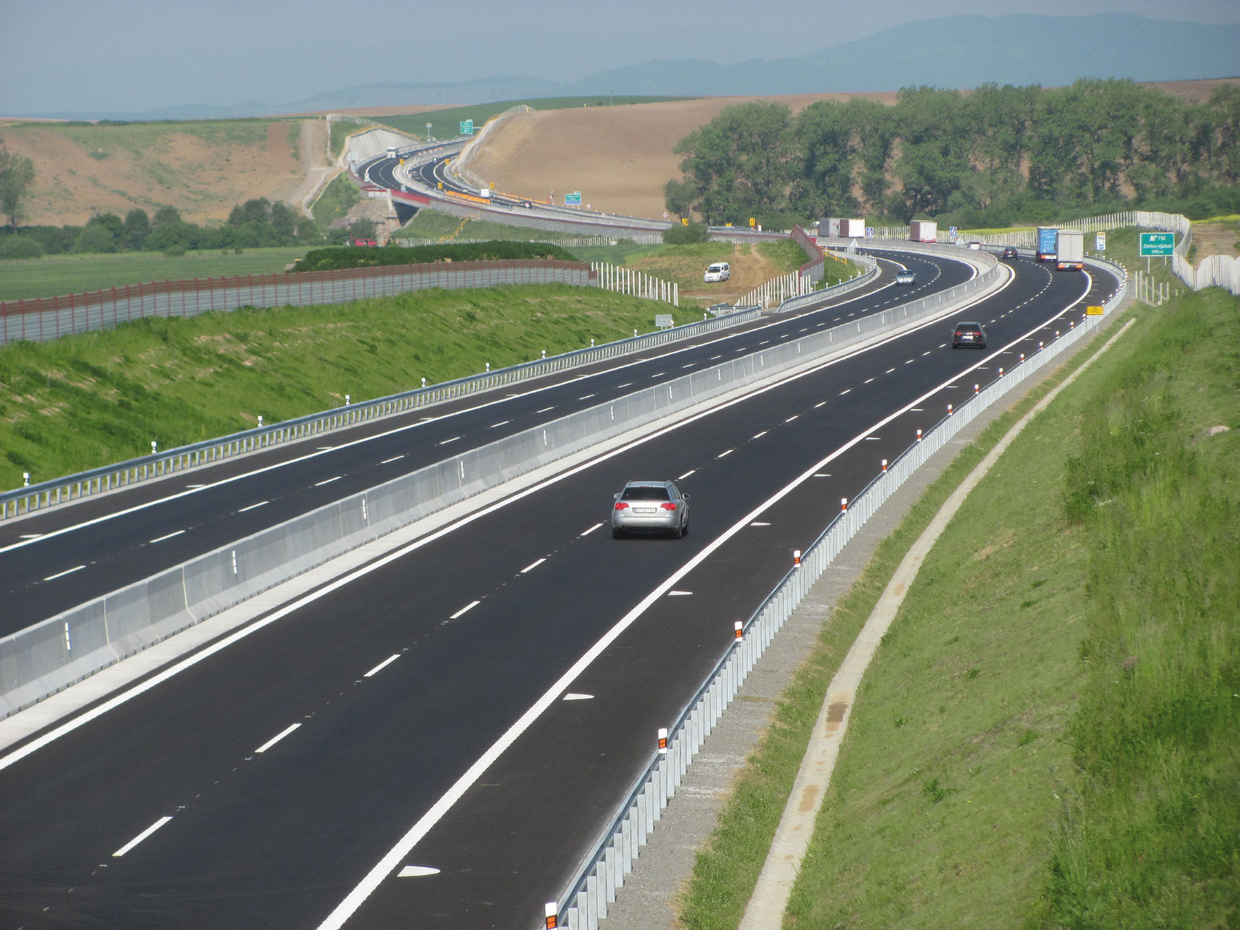 Predmetný úsek rýchlostnej cesty má 92 stavebných objektov. Hlavným cestným stavebným objektom bola rýchlostná cesta R2 kategórie R24,5/120.