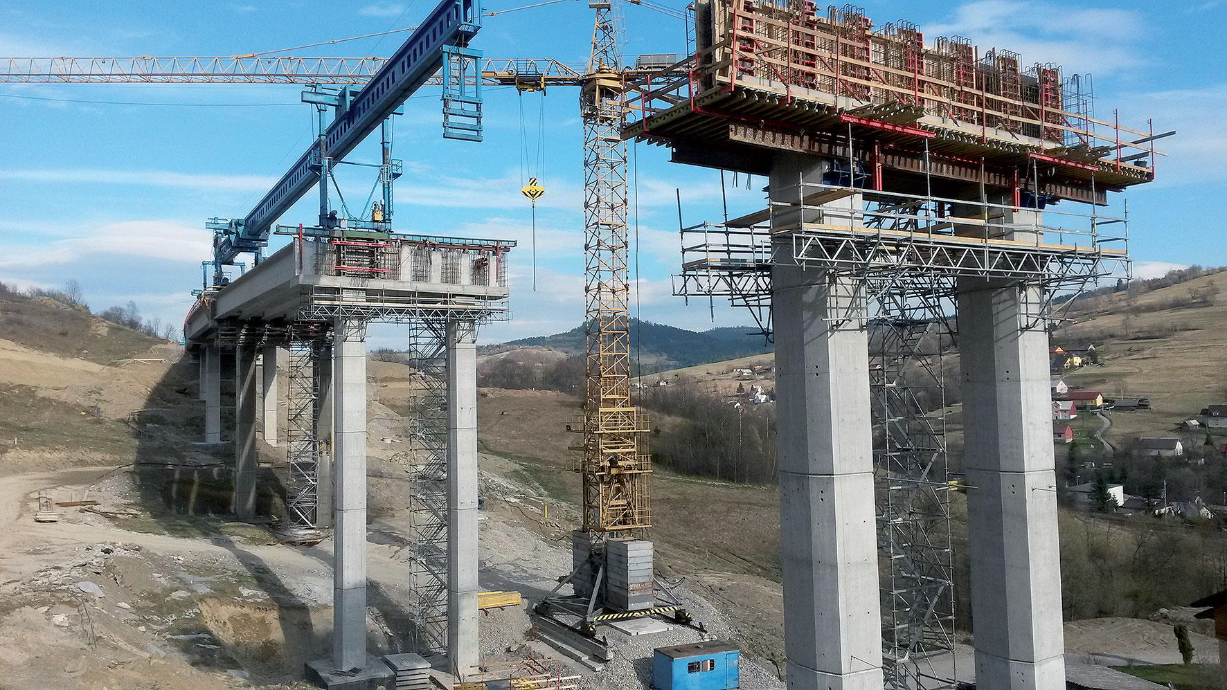 Obr. 4 Pohľad na SO 250 budovanie samonosných priečnikov bez  podpornej skruže