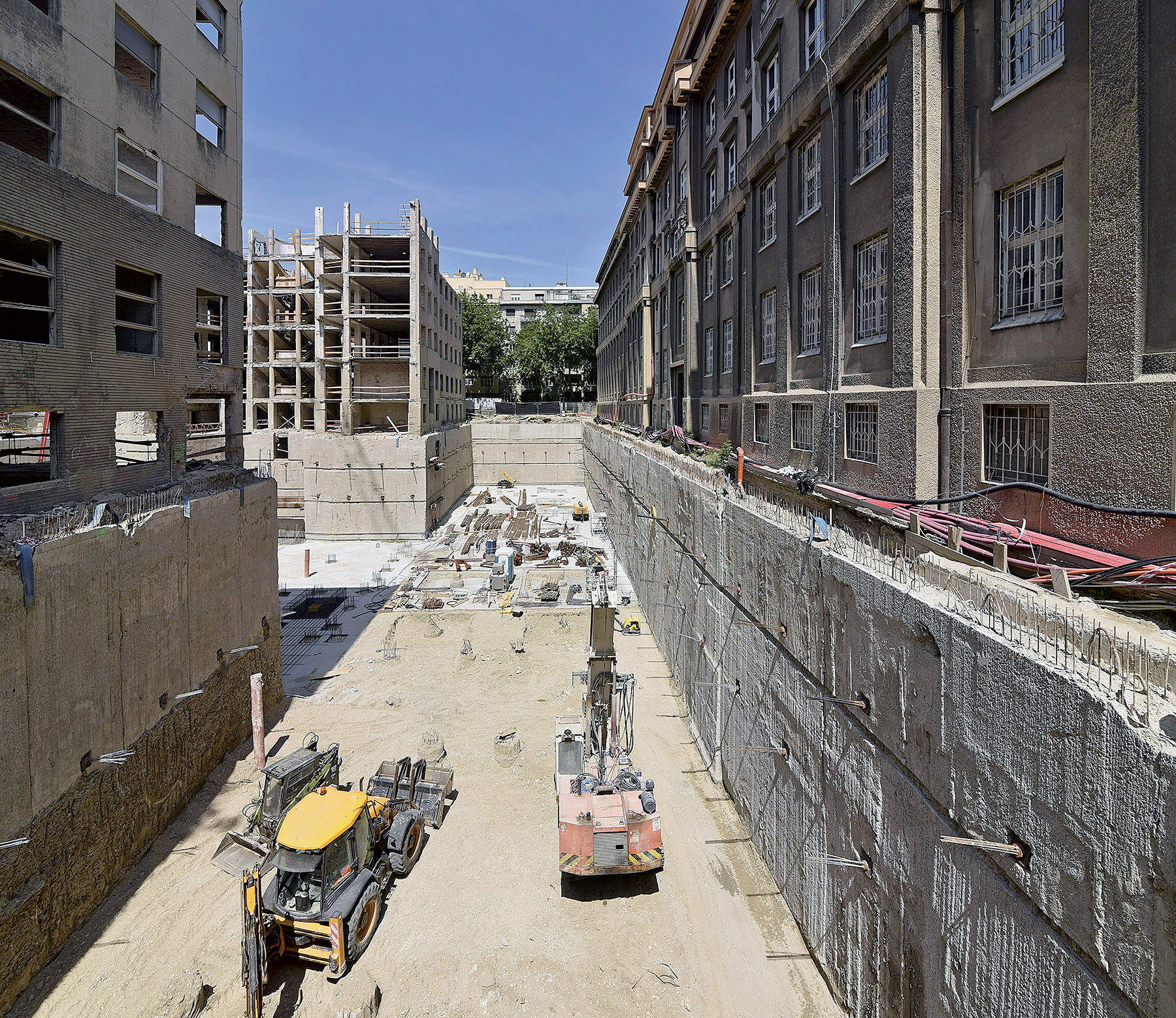 Obr. 6 Pohľad do stavebnej jamy – vpravo budova GR ŽSR, a. s., vľavo konštrukcie objektov na Bezručovej ul. č. 3 a 5