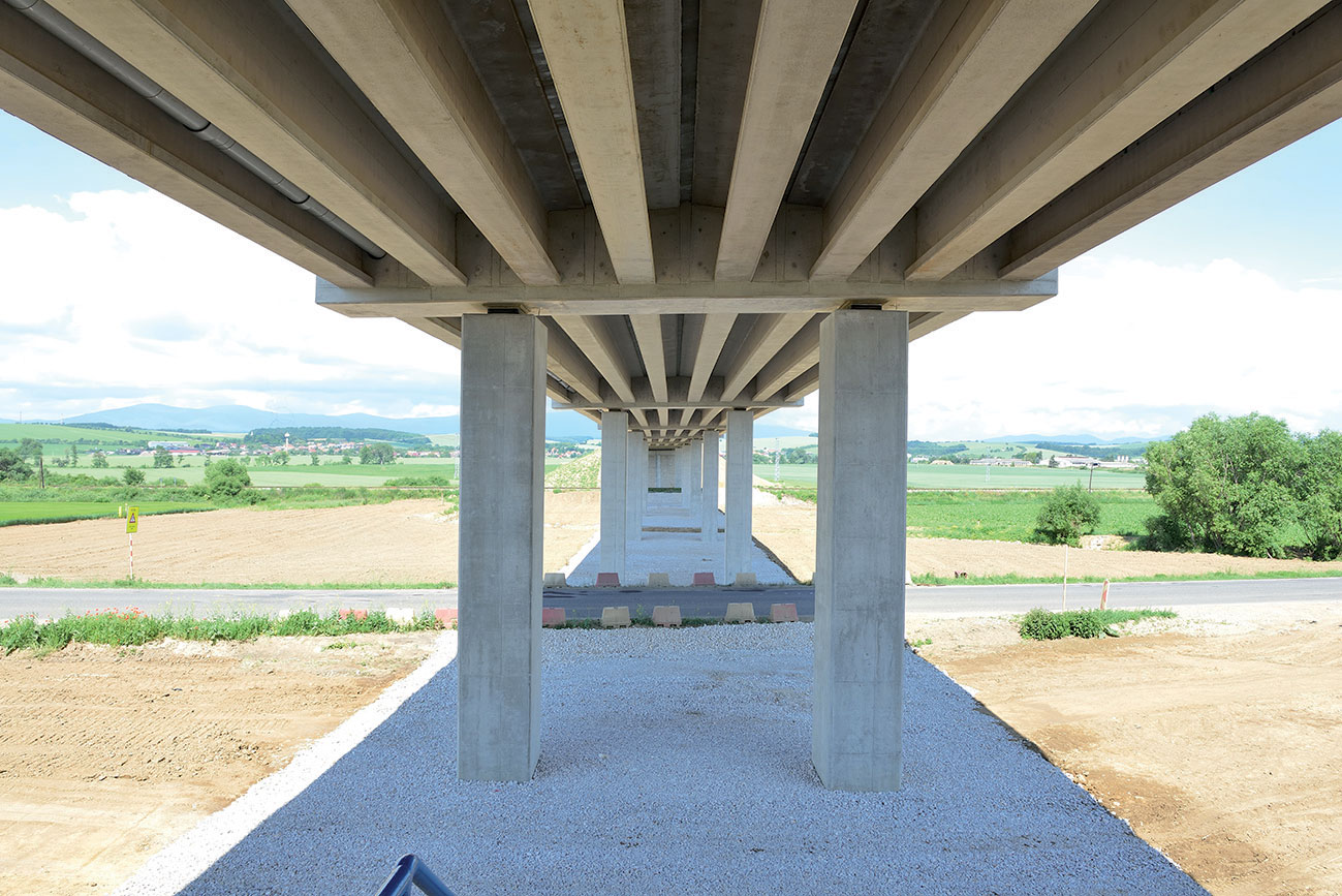 Objekt 211-00 Most na R2 nad traťou ŽSR, melioračným kanálom a cestou II/516 v km 7,645 R2 – pohľad spod opory č. 8
