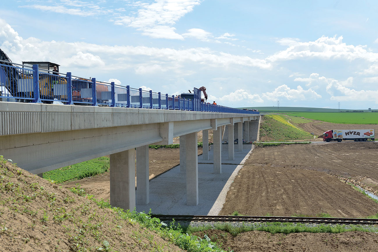 Objekt 211-00 Most na R2 nad traťou ŽSR, melioračným kanálom a cestou II/516 v km 7,645 R2 – pohľad zo svahu opory č. 1