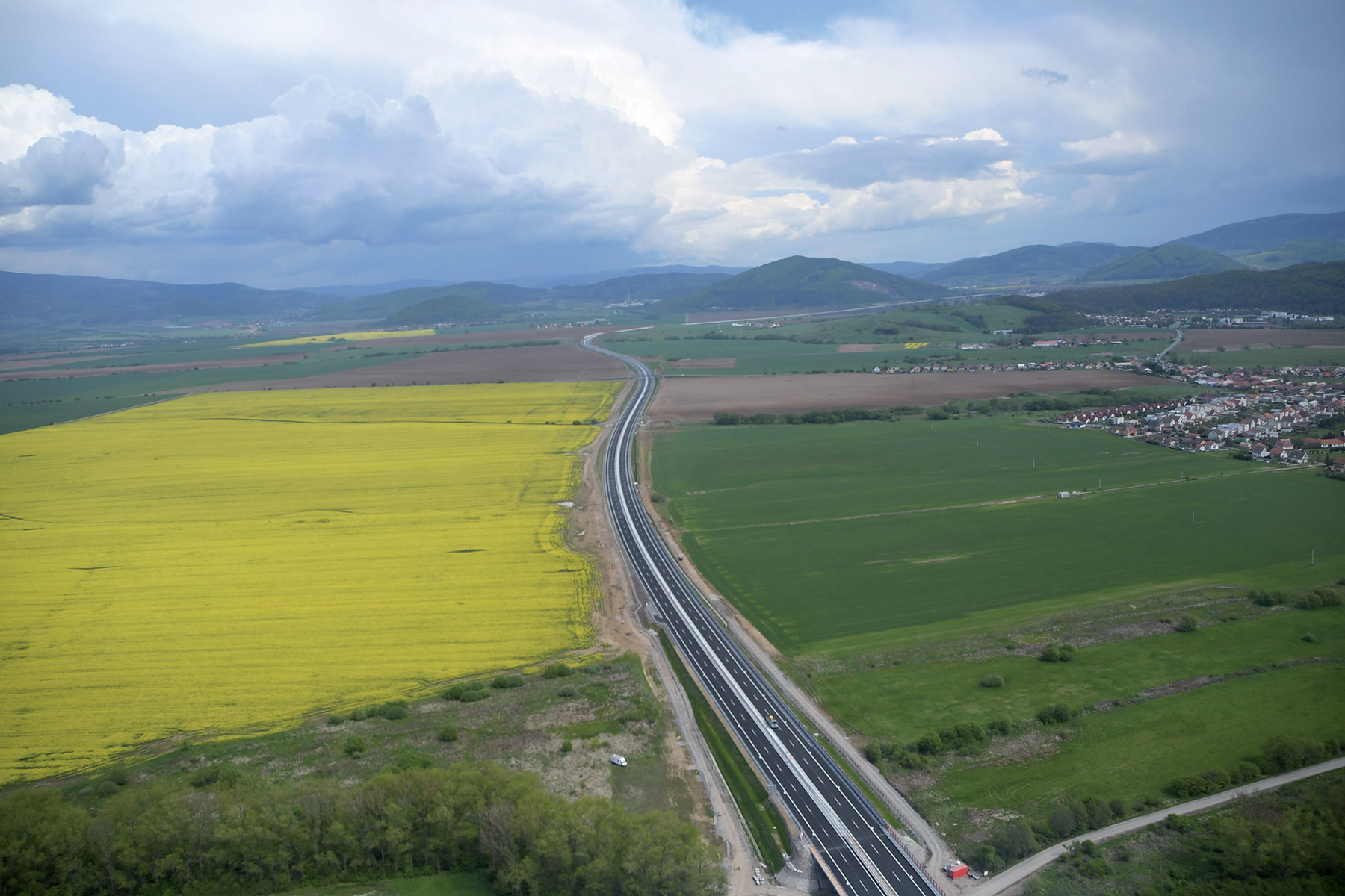 Obr. 1  Úsek rýchlostnej cesty R2 Zvolen východ – Pstruša