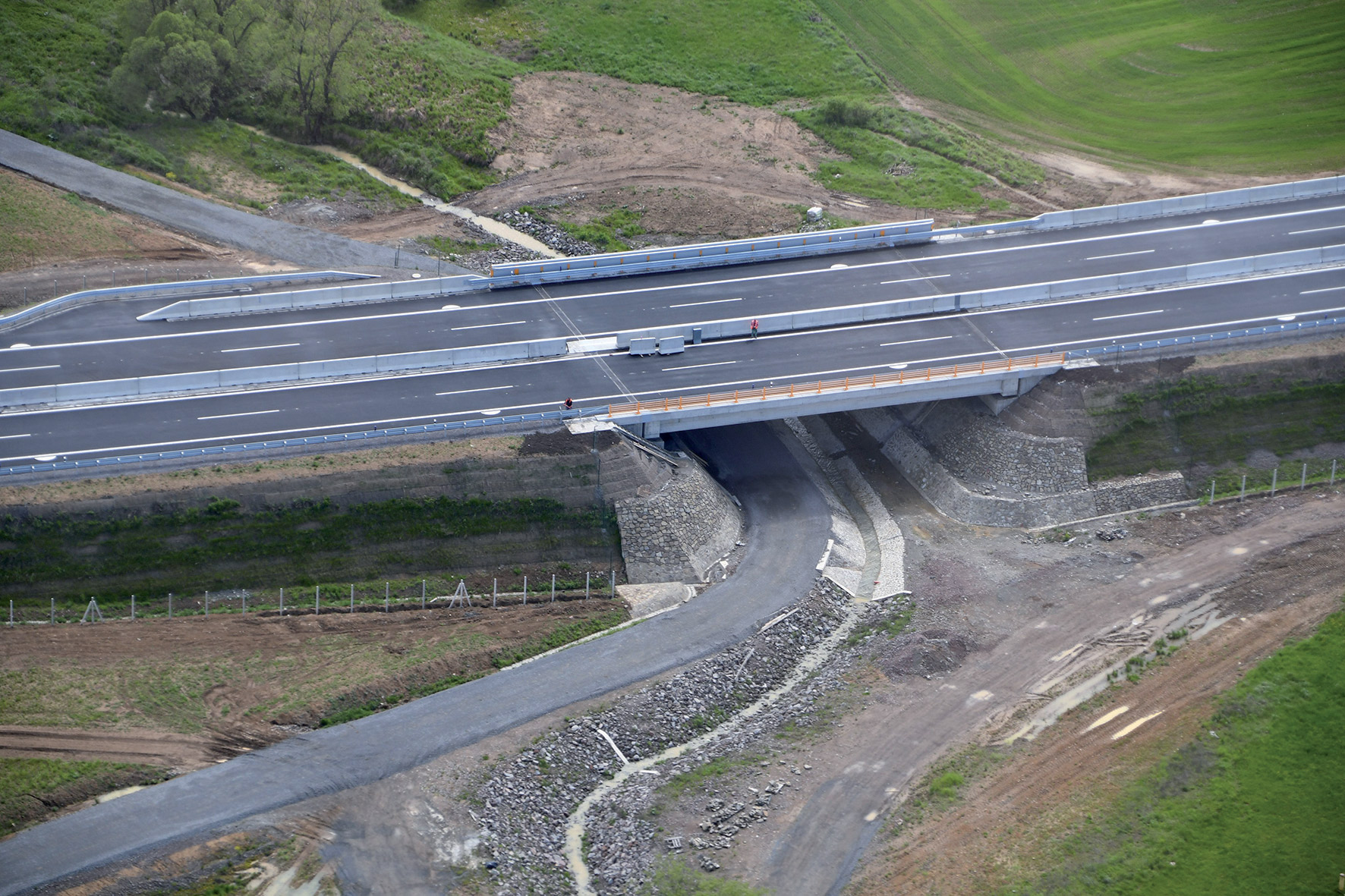 Obr. 5  Most na R2 nad Vígľašským potokom v km 4,363