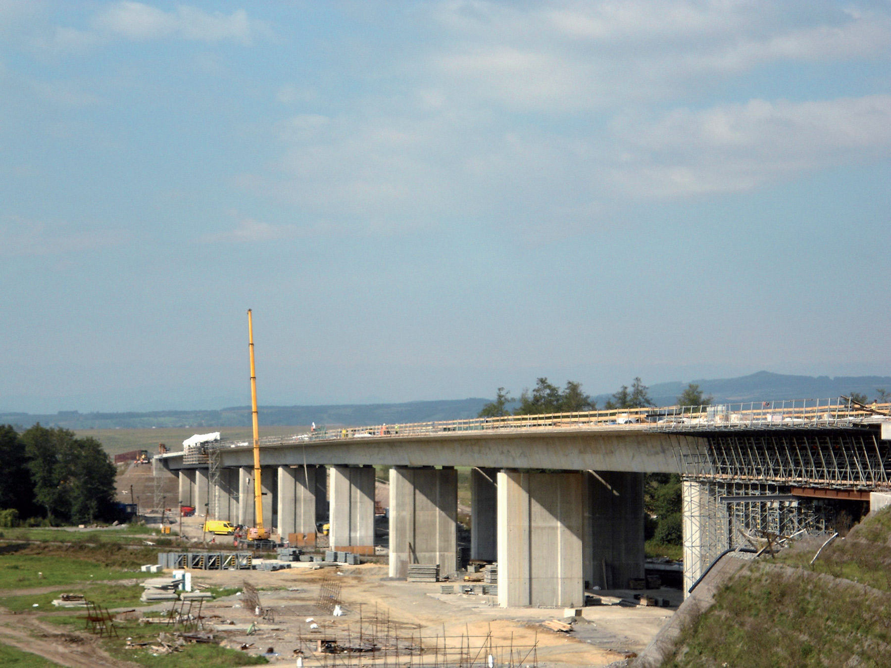 Obr. 9  Most na R2 nad Slatinou a žel. traťou v km 7,375 – 7,829