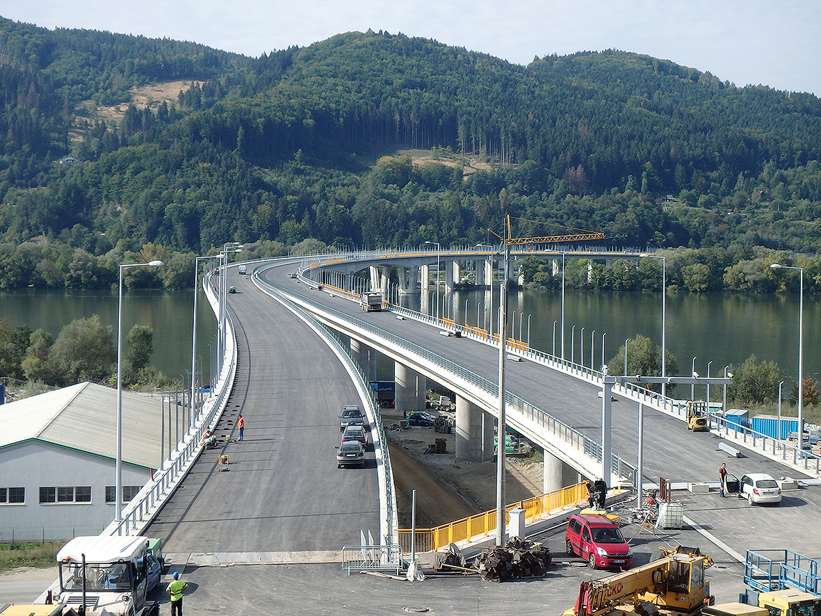 SO 223-00 Estakáda na D3 v km 7,500 nad cestou I/18, ŽSR a vodnou nádržou Hričov, pohľad na začiatok mosta nad západným portálom tunela Považský Chlmec