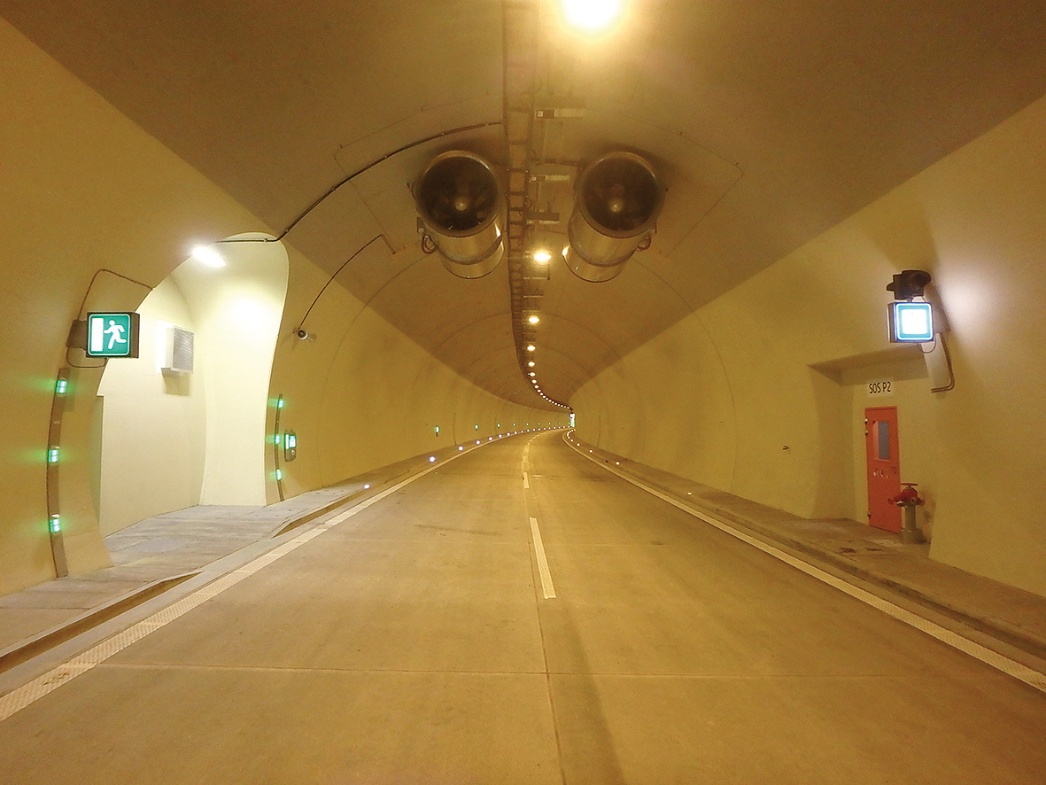 SO 411-00 + SO 420-01 až 420-15 – sekundárne ostenie a vozovka + objekty technológie tunela, vzduchotechnika, vľavo SOS výklenok, vpravo priečne prepojenie