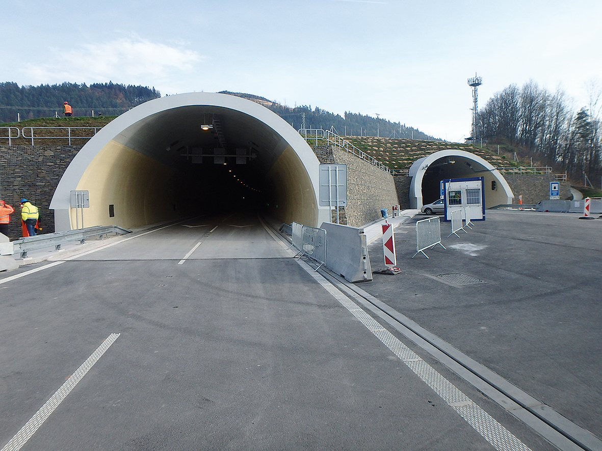 SO 401-00 Západný portál, pravá a ľavá tunelová rúra + nástupná plocha IZS (Integrovaný záchranný systém)