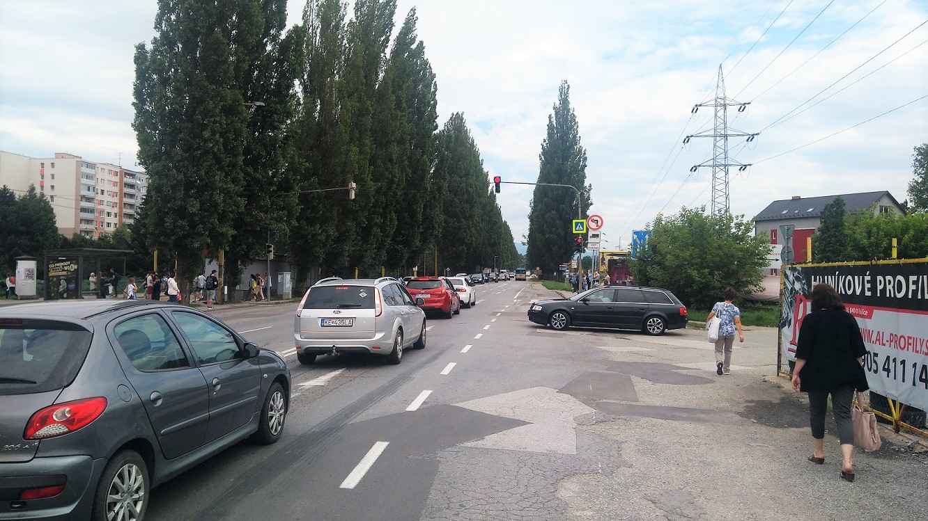 Slanecká cesta počas popoludňajšej dopravnej špičky