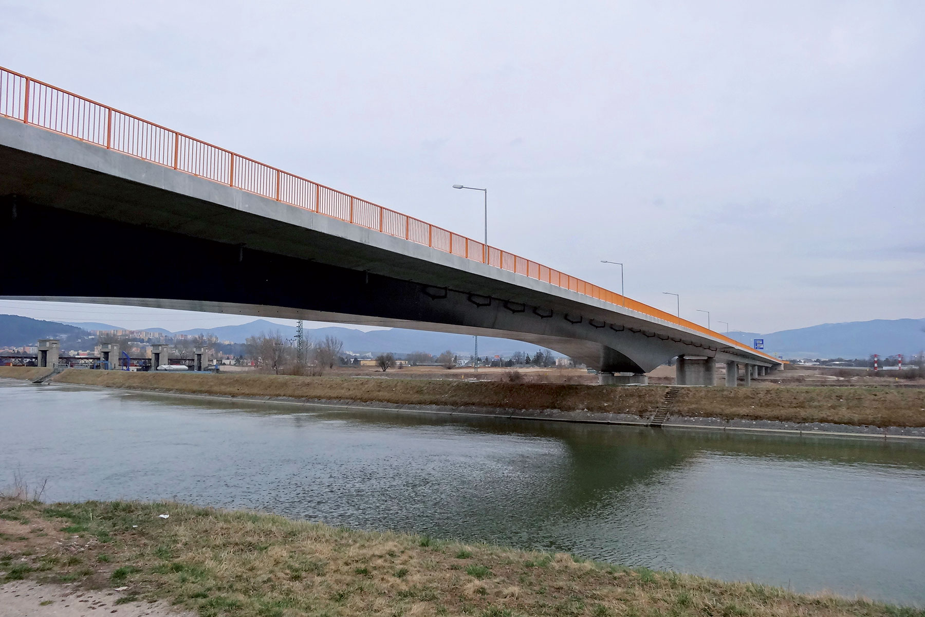 Most na obchvate cez Biskupický kanál a Váh bude mať pozitívny vplyv na odľahčenie existujúceho mosta cez Váh a centra mesta Trenčín.