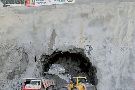 Obr 3 Prvy zaber pri zahajeni razenia tunela pri meste Tau
