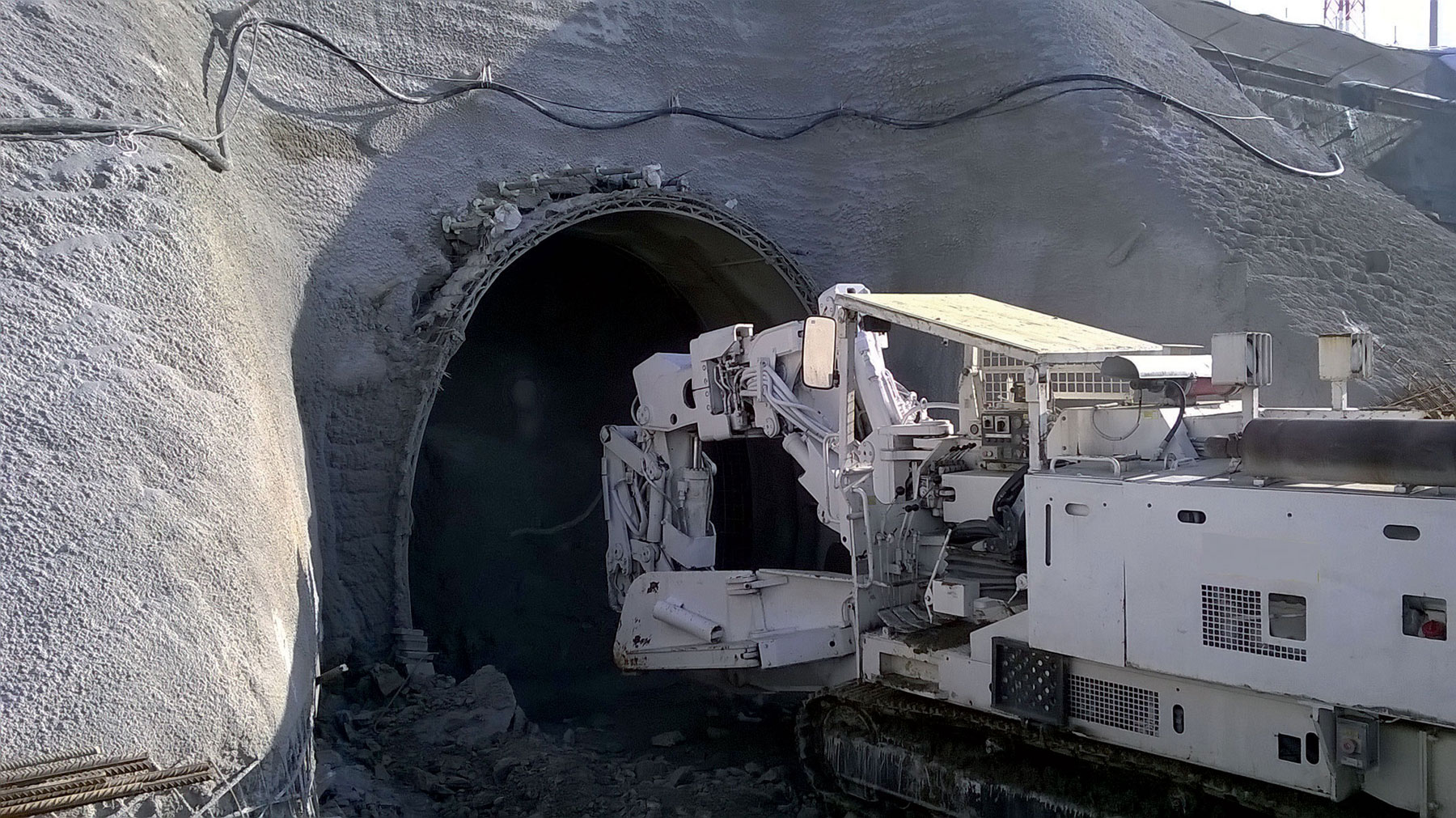 Obr. 4  Na rozpojovanie horniny sa pri razení použil unikátny tunelovací stroj SCHAEFF ITC 112.