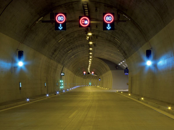 technologické vybavenie,cestné tunely,diaľnice,osvetlenie