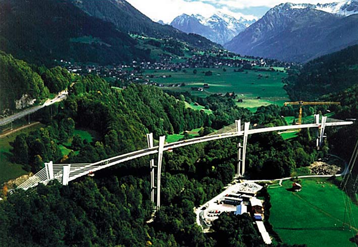 Obr. 6  Integrovaný most Sunniberg projektovaný švajčiarskym inžinierom  Christianom Mennom