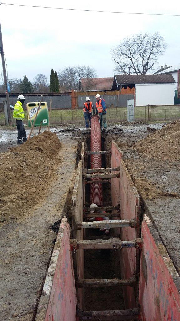 Montáž kanalizačného potrubia v obci Slávnica
