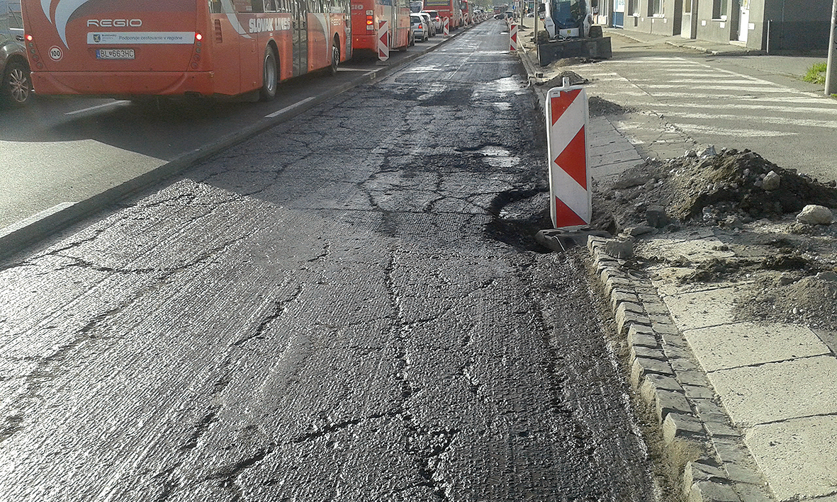 Obr. 3 Pohľad na porušenú hydraulicky stmelenú vrstvu