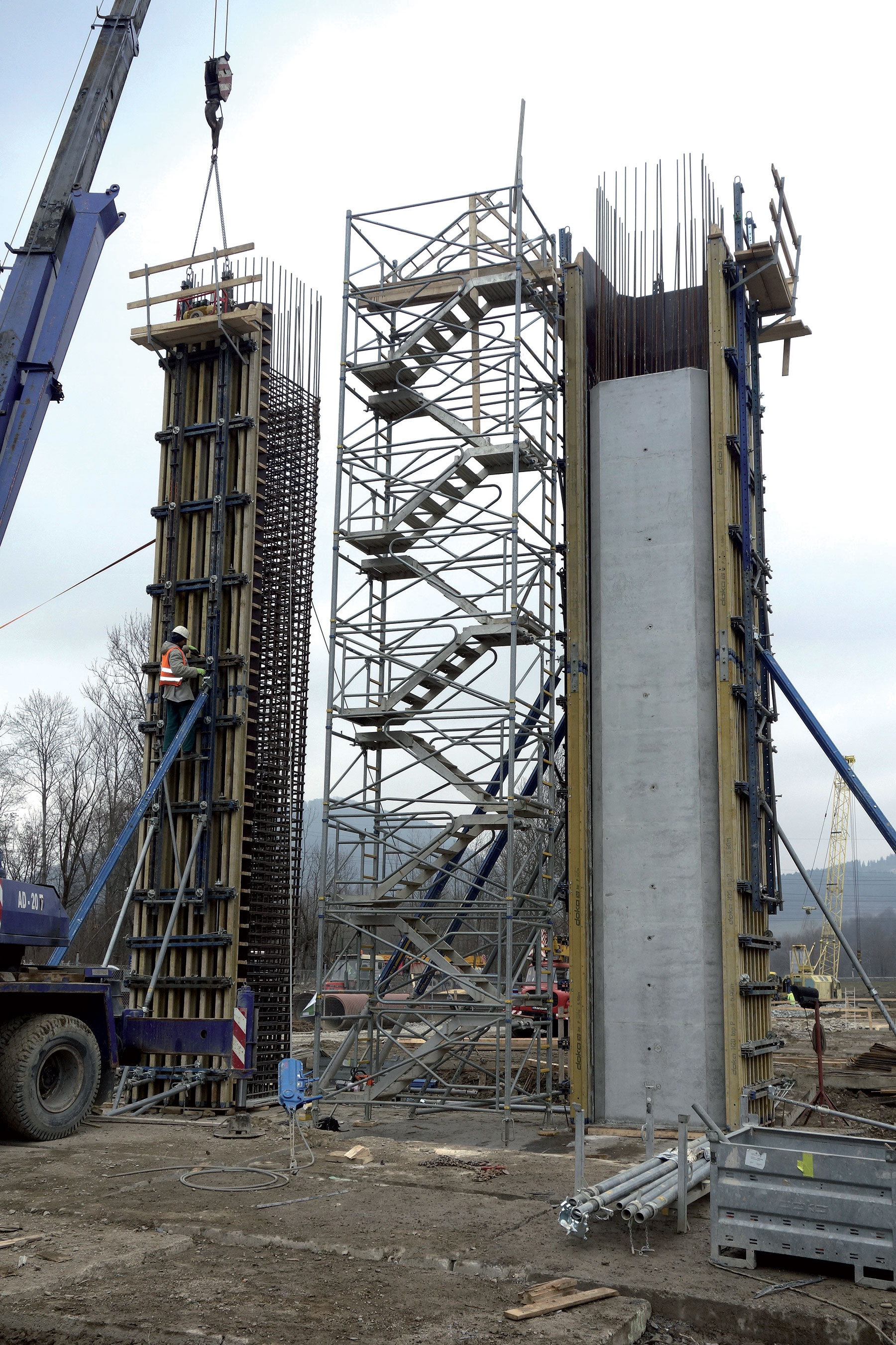 SO 224-00: Zhotovenie piliera pomocou zostavy nosníkového debnenia Top 50 s výškou 12,25 m. Bezpečný výstup na pracovisko zabezpečila stabilná schodisková veža 250.