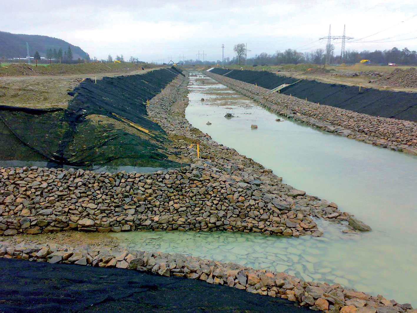Dobudované koryto rieky Nitra vo vrchnej časti ochránené protieróznou georohožou Enkamat 7010