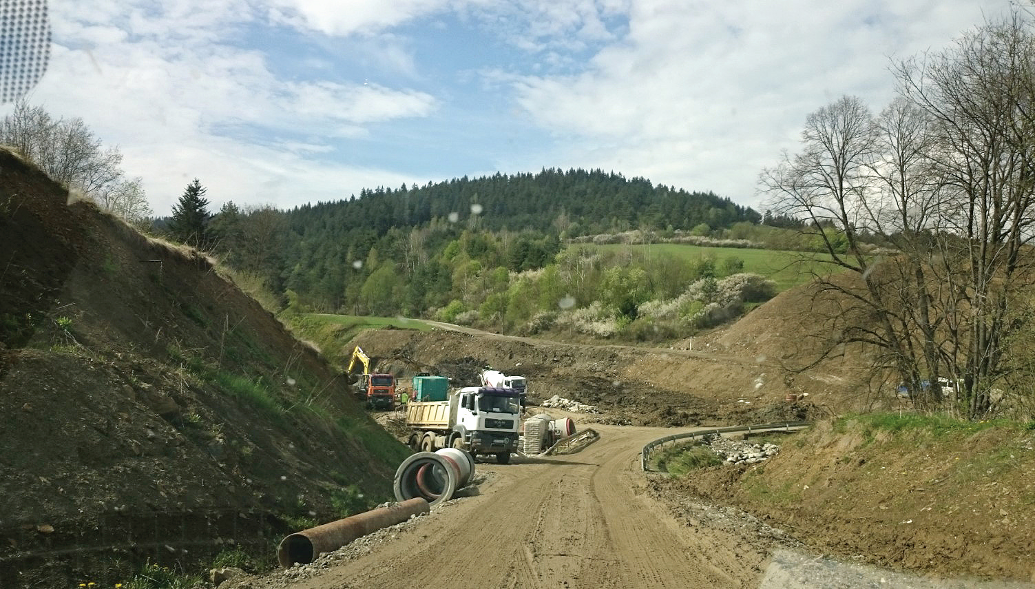 Obr. 2 Keďže na mieste staveniska prebiehala v predstihu realizácia iných súvisiacich objektov, rozdiel medzi zameraným terénom a súčasným tvarom povrchu bol pomerne výrazný.