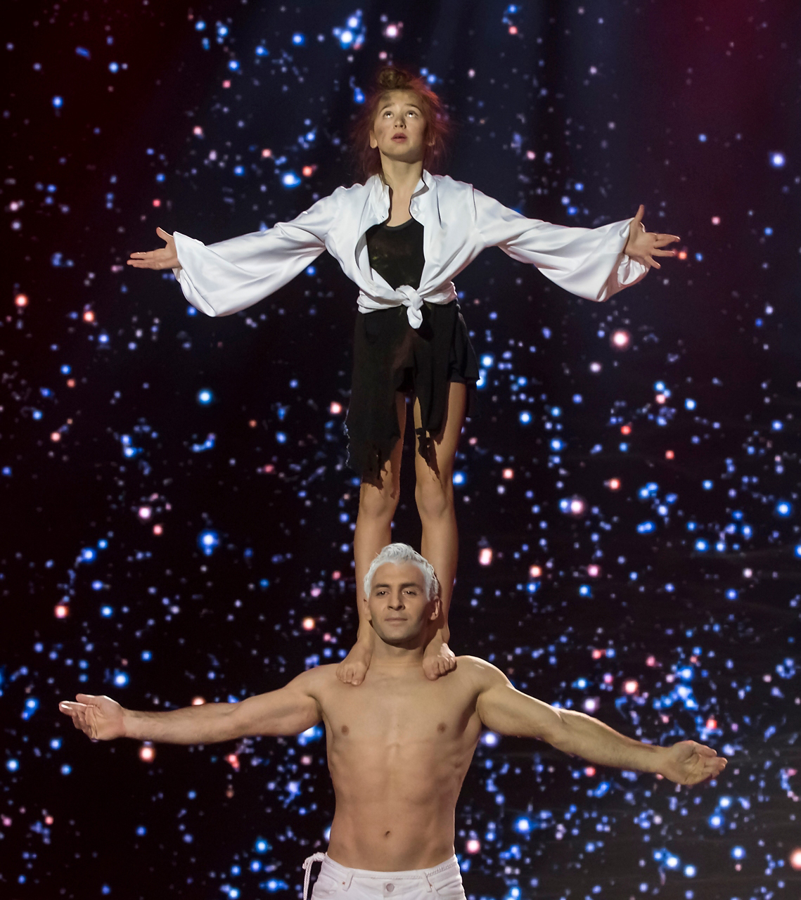Akrobat Martin Sák a jeho dych berúce vystúpenie s mladou baletkou